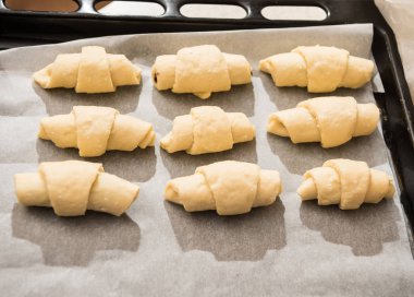 Ev yapımı kruvasan ile tepsi. Yarı bitmiş pasta rulo mükemmel hamur yapılmış