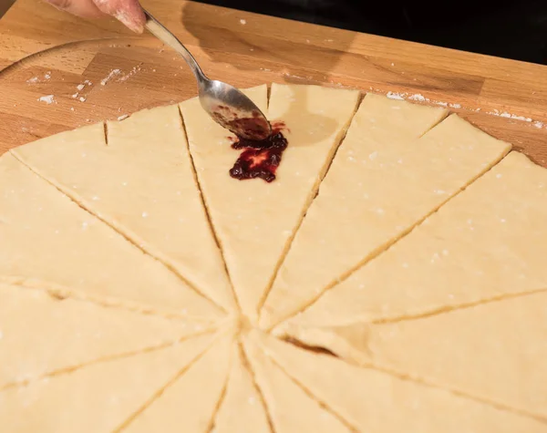 Produciendo Croissants Clásicos Casa Mujer Rodando Masa Rollos Para Hornear — Foto de Stock