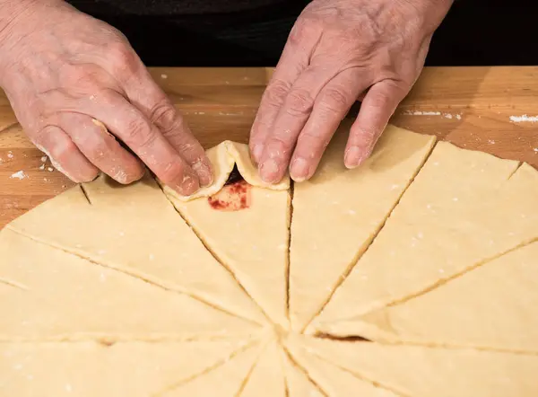 Producerar Klassiska Croissanter Hemma Kvinna Rulla Degen Till Rullar För — Stockfoto