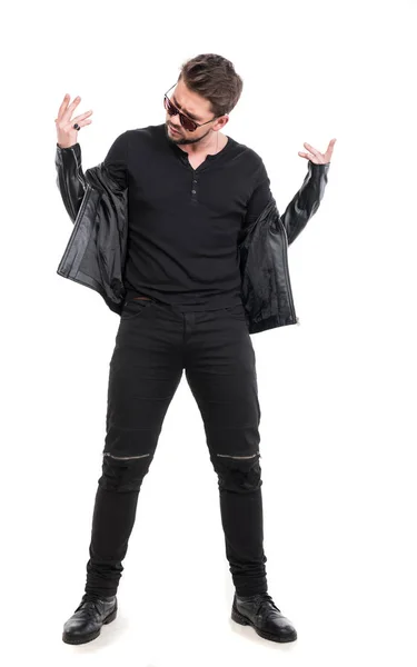 若い髭スタジオでポーズをとって黒革のジャケットを身に着けているサングラスの男 — ストック写真