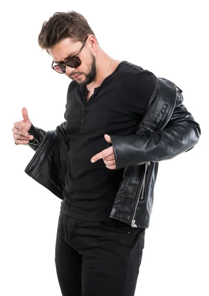 Joven Barba Hombre Gafas Sol Con Chaqueta Cuero Negro Posando —  Fotos de Stock