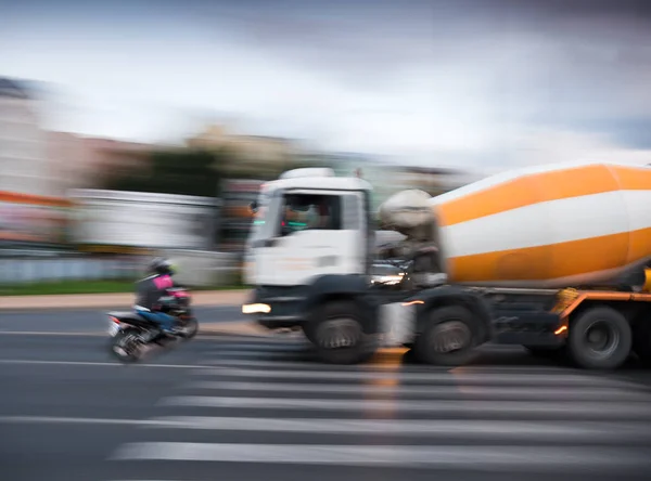 Peligrosa situación de tráfico urbano con un motociclista y un camión — Foto de Stock