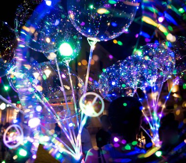 Şeffaf balon ile çok renkli ışık saçan garland yol açtı.