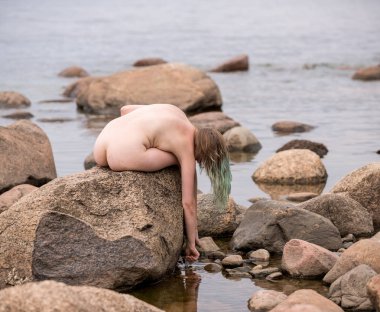 Genç güzel çıplak kadının plajda yaz saati