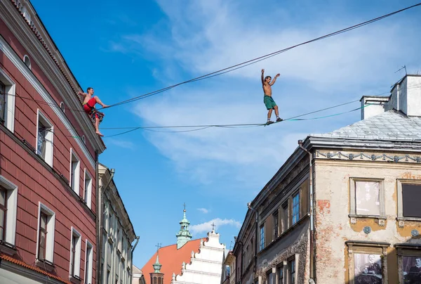 Lublin, Polsko - 27. července 2018: Lano chodci na urban highline f — Stock fotografie