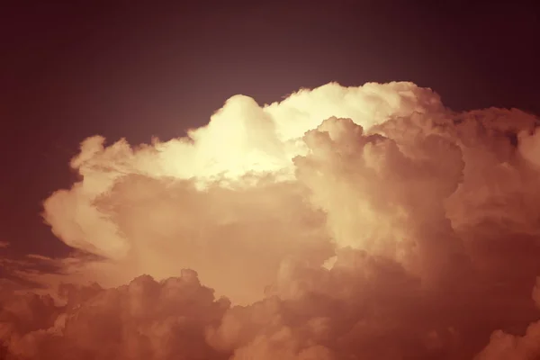 Cielo con hermosas nubes grandes — Foto de Stock