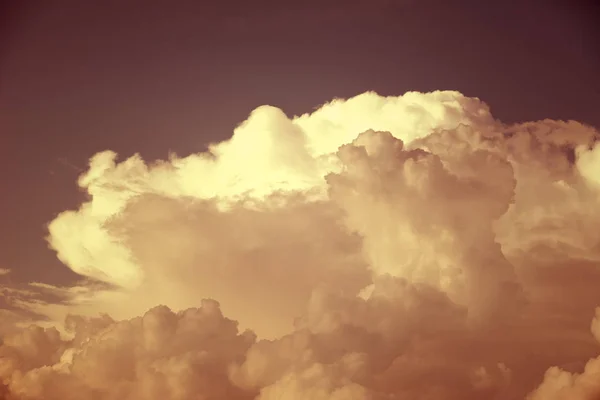 Cielo con hermosas nubes grandes — Foto de Stock