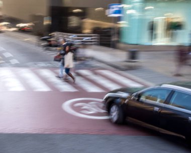 zebra kapısı üzerinde yoğun şehir sokak insanlar