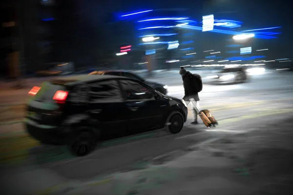 Gece Zebra geçiş şehir sokak insanlar meşgul. Tehlikeli si — Stok fotoğraf