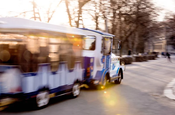 Driving children bus in city traffic — Stock Photo, Image