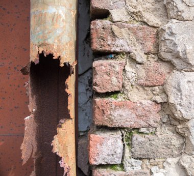 Tuğla duvara paslı kırık yağmur su 