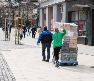 Uzhhorod, Ukrayna-Mart 13, 2019: malların Iki Tedarikçi del