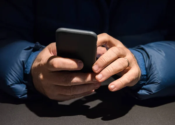 Primo piano di mani di uomini anziani utilizzando il telefono cellulare — Foto Stock