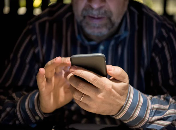 Uomo Anziano Abiti Casual Utilizzando Telefono Cellulare Caffè — Foto Stock