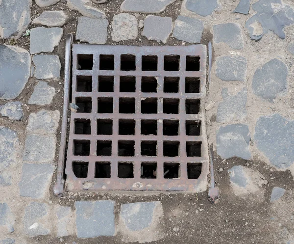 Water afvoer of greppel op de weg. Goten afvoerrooster, afvoer cov — Stockfoto