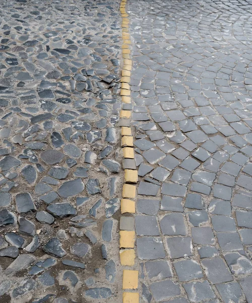 Pavimento Cobblestone Com Linha Divisória Amarela Cidade — Fotografia de Stock