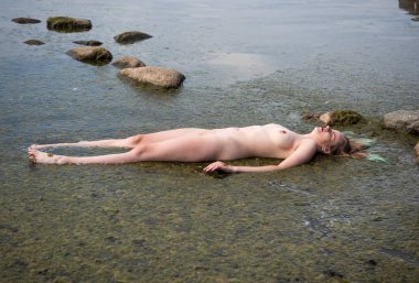 Sahilde poz güzel genç çıplak kadın