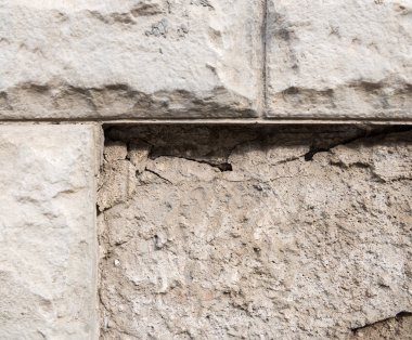 Beton duvardaki çatlaklar