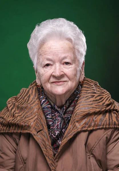 Portret van glimlachende mooie oude vrouw — Stockfoto