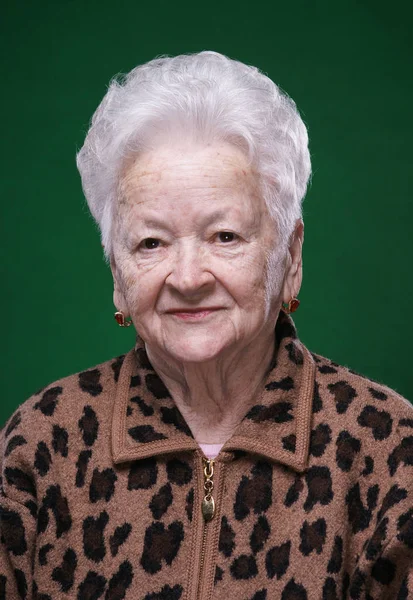 Retrato de una bella y sonriente anciana — Foto de Stock