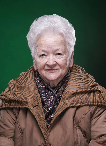 Retrato de sorrir mulher velha bonita — Fotografia de Stock