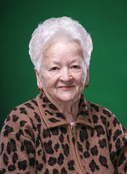 웃는 아름 다운 오래 된 여자의 초상화 — 스톡 사진