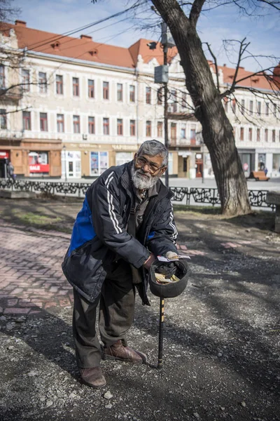 UZHGOROD, UCRÂNIA - Março 19, 2019: Pobre homem pedindo esmola em — Fotografia de Stock