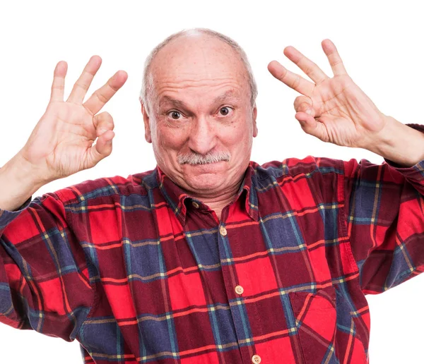 Erfolgreicher älterer Mann zeigt Ok-Zeichen über weißem Hintergrund — Stockfoto