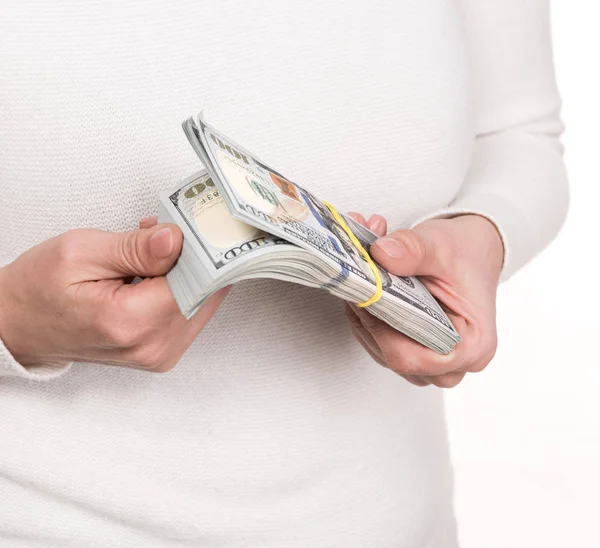 Dinero, finanzas, inversión y concepto de ahorro. Mujer con paquete — Foto de Stock
