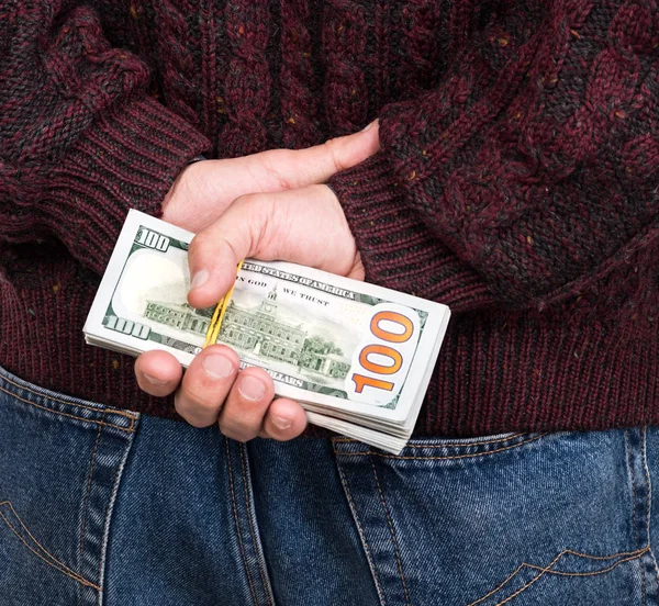 Homme tenant un paquet de billets de dollar — Photo