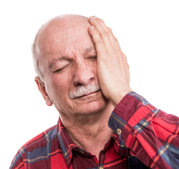 Sjukvård, smärta, stress och ålders begrepp. Sjukt gammal man. Senior — Stockfoto