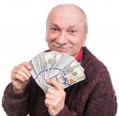 Vrchní muž, který drží hromadu peněz. Portrét vzrušeného starého 