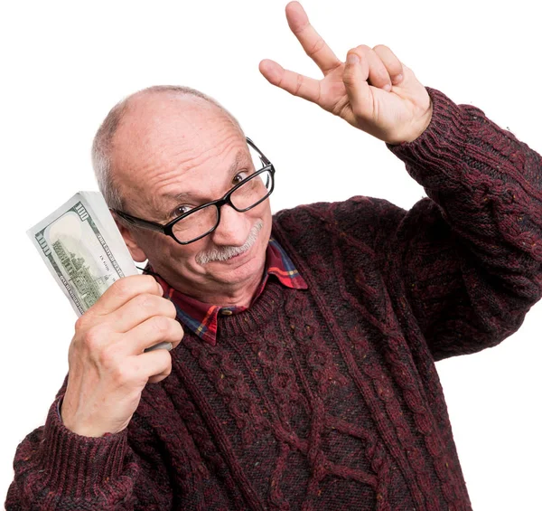 Hombre mayor sosteniendo una pila de dinero. Retrato de un viejo emocionado — Foto de Stock