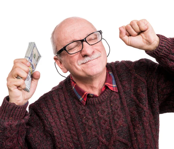 Hombre mayor sosteniendo una pila de dinero. Retrato de un viejo emocionado — Foto de Stock