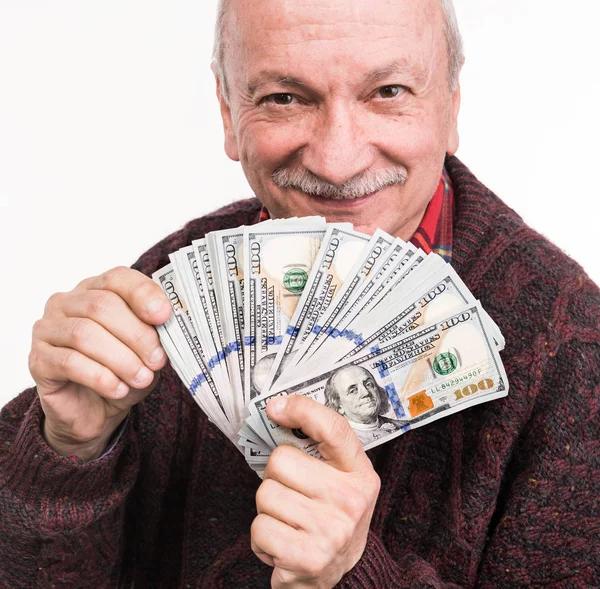 Hombre mayor sosteniendo una pila de dinero. Retrato de un viejo emocionado —  Fotos de Stock