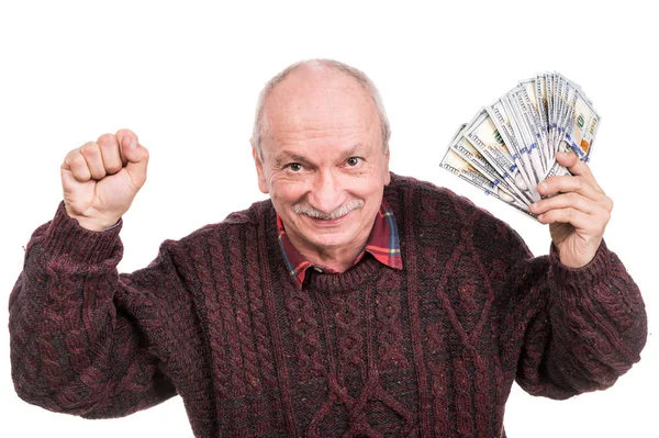 Hombre mayor sosteniendo una pila de dinero. Retrato de un viejo emocionado —  Fotos de Stock