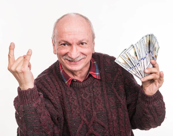 Senior man met een stapel geld. Portret van een opgewonden oude — Stockfoto