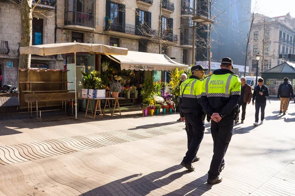 Barcelona, Spanje-22 februari 2019: politieagenten patrouille in de ma — Stockfoto