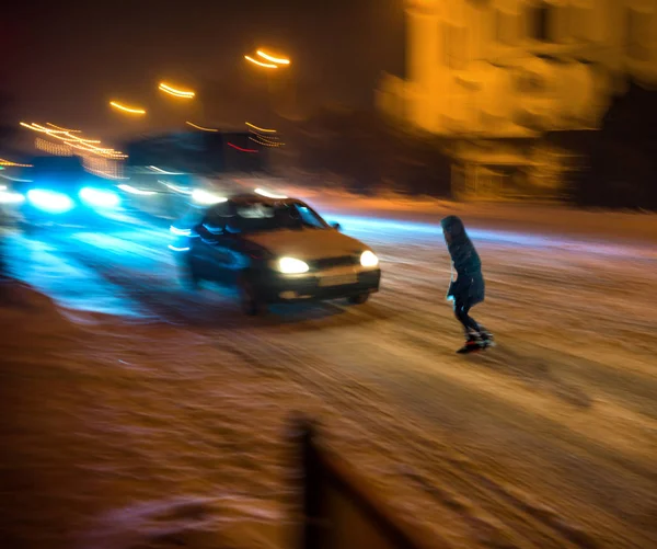 Ruchliwe miasto ulicy ludzi na skrzyżowaniu Zebra w nocy zimą — Zdjęcie stockowe