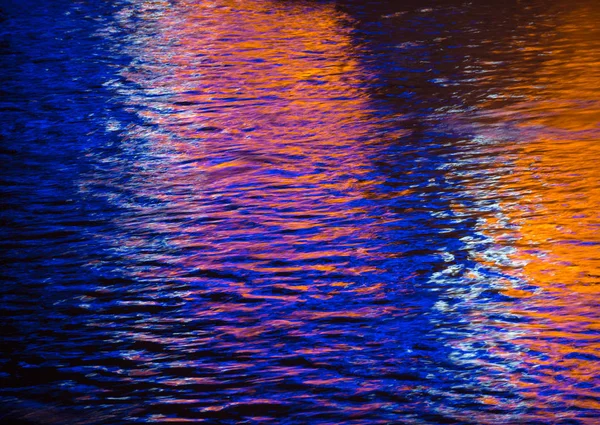 Réflexion lumineuse colorée sur l'eau — Photo