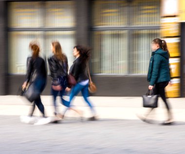 Cadde boyunca yoğun şehir insanlar. Kasıtlı Hareket Bulanıklığı
