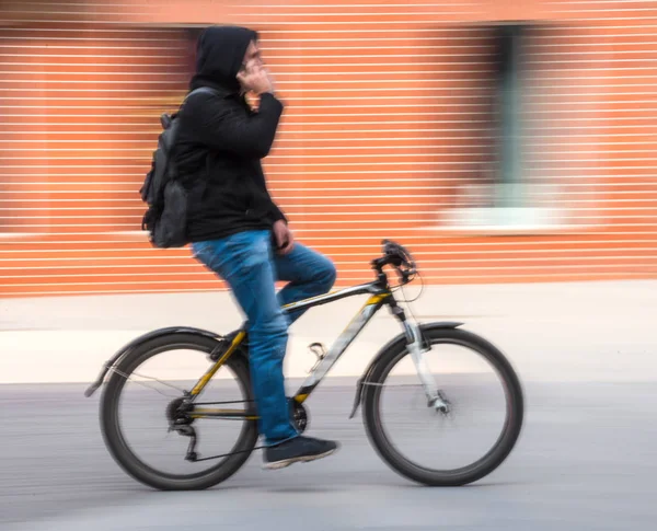 Велосипедист на городской дороге в движении размыт — стоковое фото
