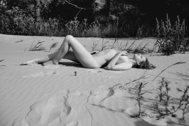 Açık havada poz genç çıplak kadın romantik görüntü