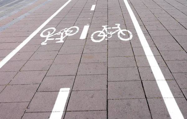 Fahrradschild auf der Fahrbahn. Straßenmarkierung in Barcelona, Spanien — Stockfoto