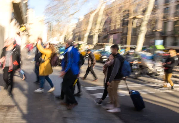 Занятые городские жители идут по улице. Намеренное размытие движения — стоковое фото