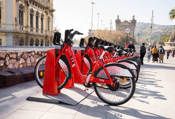 Barcelona, spanien - 22. februar 2019: rote fahrräder im radständer — Stockfoto