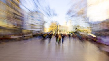 Cadde boyunca meşgul insanlar