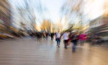 Cadde boyunca meşgul insanlar