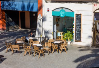 Barselona, İspanya - 23 Şubat 2019: Barselona, İspanya'da Cafe yaz terası. Rahat şehir terası