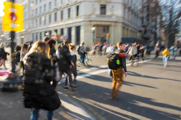 Busy city street people on zebra crossing. Intentional motion bl — Stock Photo, Image